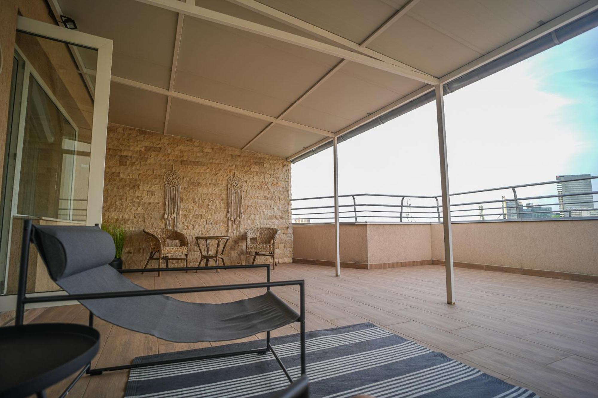 Penthouse With Huge Rooftop Terrace & City View บูคาเรสต์ ภายนอก รูปภาพ